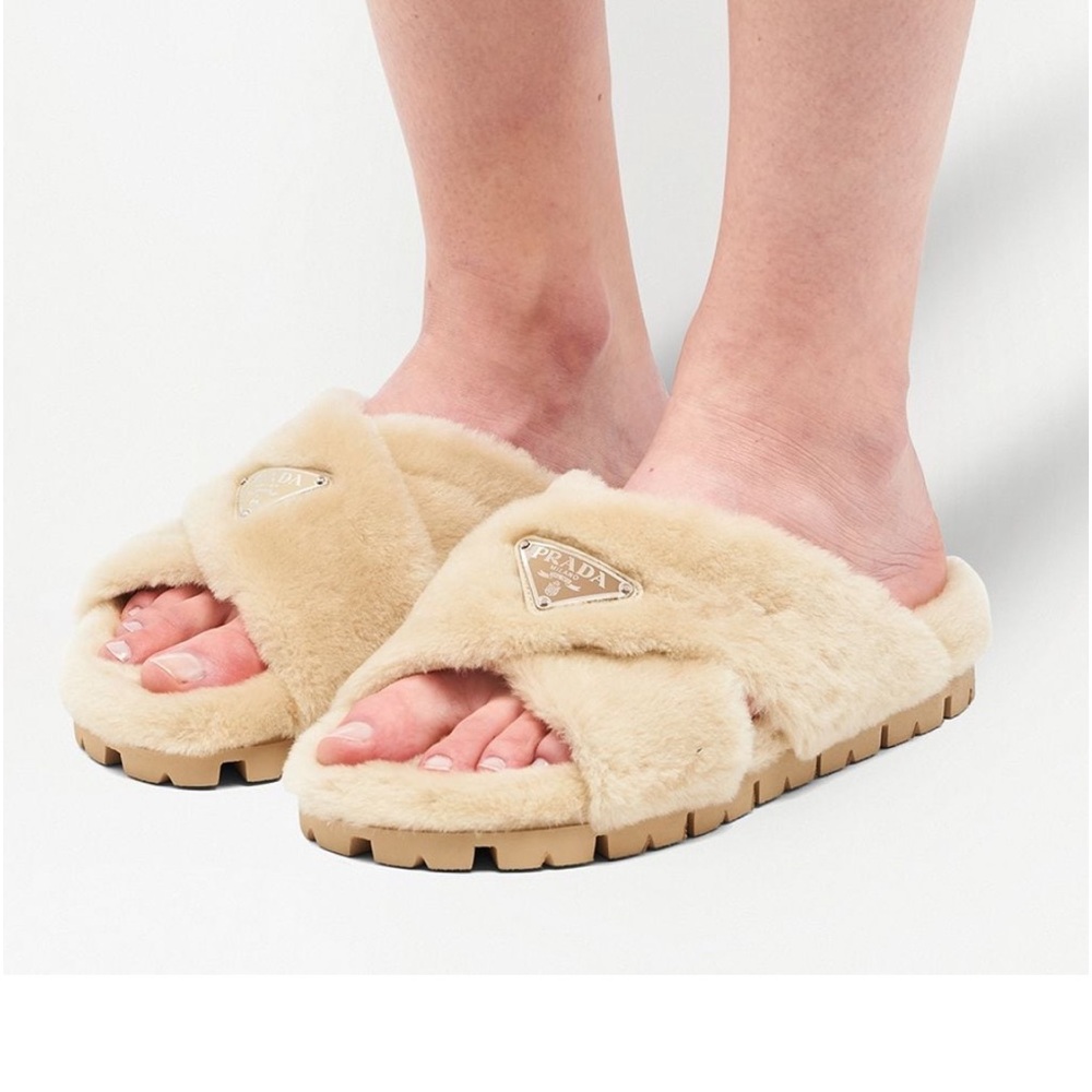Prada Fussbett Fluffy Genuine Shearling Slide Sandal in excellent condition